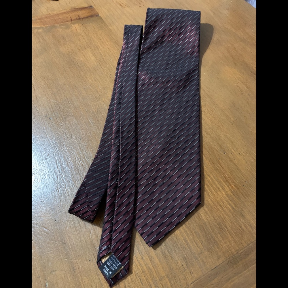 Men’s dark burgundy tie